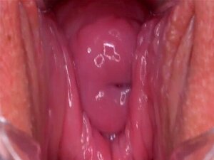 Heiße tschechische Nymphomanin dehnt ihre schlanke Muschi bis zum