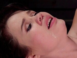 Spinner imbavagliato in calze di legno frustato. Con bavaglio di ragno