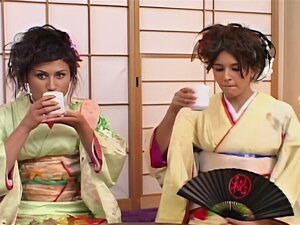 Asiatische cosplay-Süße lutscht und fickt harten Schwanz im trio