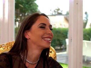 Unter der Aufsicht von Rocco Siffredi werden zwei heiße Zwillinge