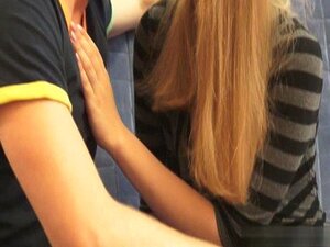 Heiße Stieftochter lutscht Titten