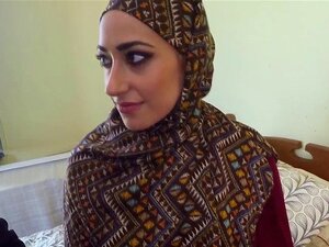 Arabischer Honig genießt es, auf einem großen, pochenden Schwanz zu