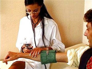 Frau Dr. wird anal von einem großen Schwanz gescannt