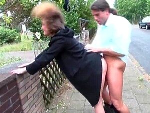 Coppia arrapata si diverte in un pubblico incredibile