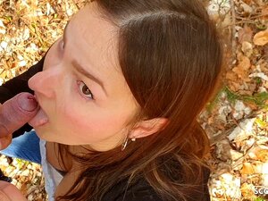 Studentin Holly Outdoor wird nach der Uni im Wald gefickt, deutsch.