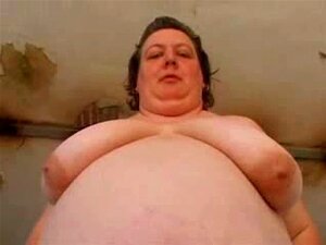 Eine schöne SSBBW-Oma spielt solo