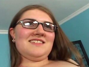 hässliche behaarte Süße mit Brille