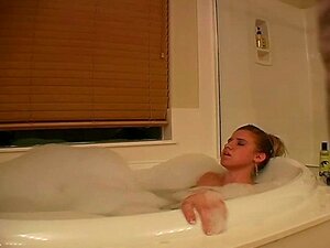 Mädchen masturbiert in der Badewanne