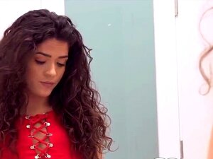 Eine Essenslieferung verwandelt sich in Stiefgeschwister-Ficken