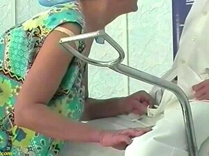 harige 92-jarige oma wordt ruw gevist door een dokter