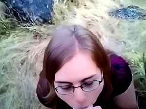 Fake-Agent fickt brünette Amateur-Babe im Freien