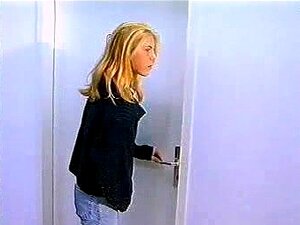 Monika geht in eine öffentliche Toilettenkabine, um sich selbst zu