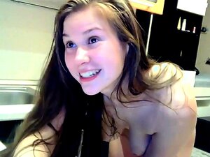 Großarschige Studentin wird im Doggystyle durchgenagelt und reitet