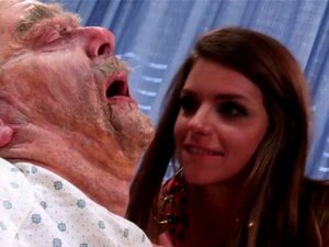 Edle Brünette wird von ihrem Arzt geleckt und gefickt