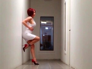 Audrey, Weißes Kleid, Louboutin und eletrisches Spielzeug