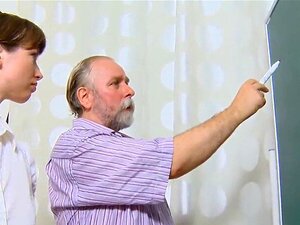 Erotisches College-Mädchen wurde von ihrem Senior-Schüler verführt