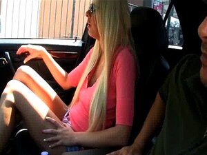 Riley Evans rakastaa imeä isoja kyrpiä