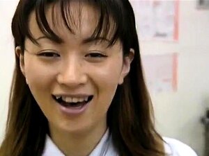 Saki Shiina hat ihre behaarte Fotze gemessen und lutscht den