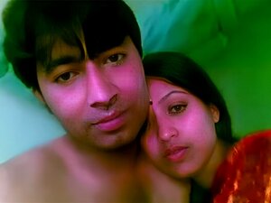 Scopri l'irresistibile fascino di una birichina studentessa bangladese