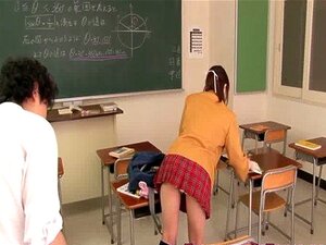 Ultrasüße japanische Schulmädchen lutscht Schwanz