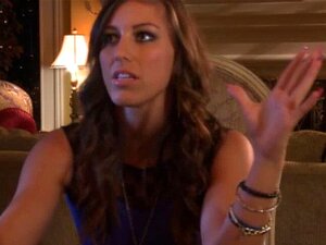 Brünette Babe spritzt mit Sperma. Brünette Babe hat nach dem Ficken