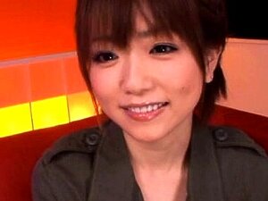 Die versaute Lady Saki Ninomiya reitet auf dem Fickstab eines Fickers