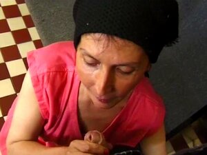 ECHTER OMA-PORNO - Beschäftigte Oma auf dem Billardtisch verschraubt