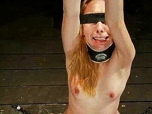 Bondage-Blondine hockt sich auf ein Spielzeug