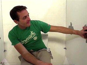 Aiden Parker fickt einen schwarzen Typen in einer Toilette