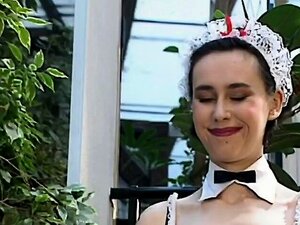 Des nanas africaines partageant une longue bite blanche dans un trio