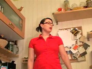 Den Arsch der Ehefrau in der Küche fisten