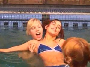 Komm und lass dich von sexy Pool-Lezzies verführen! Sie beißen und