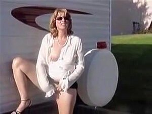 laurie ulkona, kuuma vaimo Laurie ulkona runkkausvideo. Laurie