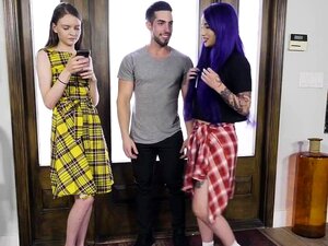 Stiefschwester leckt Stiefcousins rasierte Muschi und wird vom