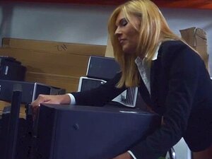 Het blond MILF knullad av bondevakt i förrådet. Het blond MILF ger