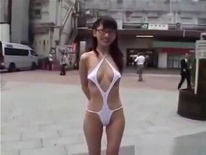 Halbnackt in den Tokyo Streets spazieren