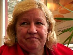 Oma wordt opgepikt in café