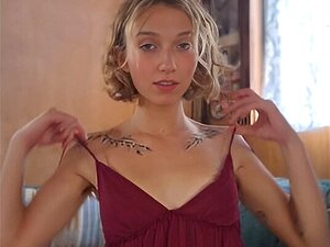 Sexy Blondine Spielt mit Füßen!! Saugen & auf die Zehen spucken!!