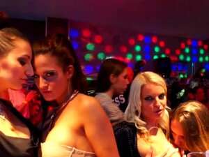 Orgie-liefhebbende ho neemt een grote zwarte lul, orgie-liefhebbende