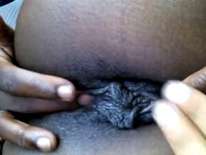 Ebony met lange kutlippen. Ebony met lange kutlippen