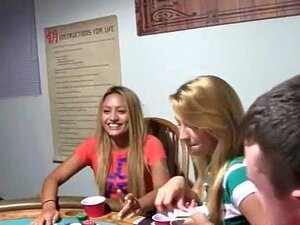 Frische Studentinnen ficken bei einer Pokernacht