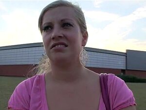 Babe bietet ihre nasse Muschi an, Demure-Schatz verwöhnt den Hengst