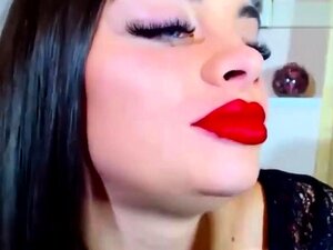 Schlampiger Blowjob von einer russischen Camgirl mit langer Zunge