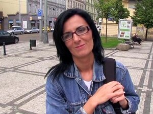 Unzensierter Blowjob-Genuss. Der Kerl bekommt seinen dicken Schwanz