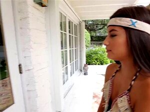 Heiße Kostüm-Süße wird von einem geilen Fremden mit einem riesigen