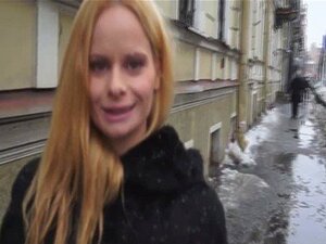 Russische Casting-Action mit einer winzigen Blondine