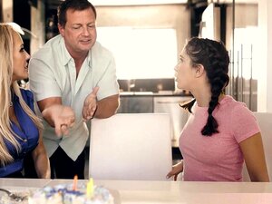 Es ist ihr 18. Geburtstag und Stiefvater und seine blonde