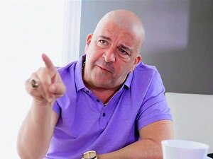 Stiefmutter erregt sich, als der Schwanz in ihre Muschi gleitet