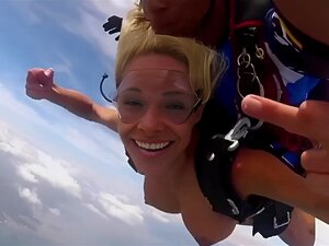 Die dünne blonde Schönheit Dani Mathers mit großen falschen