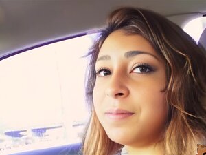 Achttienjarige Sarai zoog en neukte kerel in zijn c. Kerel hielp deze